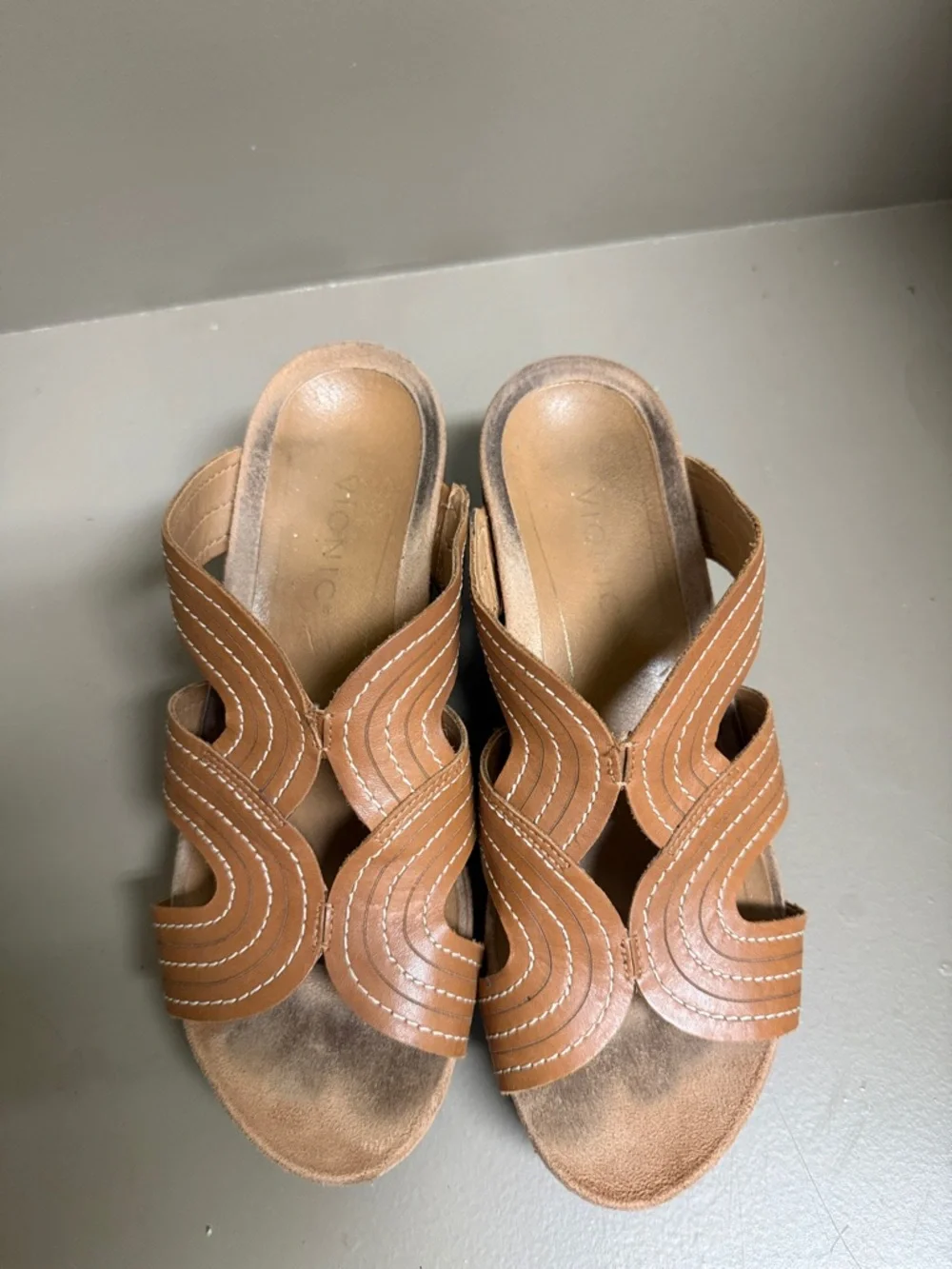Vionic comfortable tan